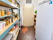 Pron�jem obchodu v centru m�sta Plzn�
