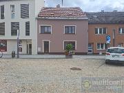 Rodinn� d�m na n�m�st� v Rous�nov�