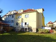 Prodej 1/2 rodinn�ho domu - byt, obytn� suter�n. gar� a pozemek, ulice Ji�n� II, Praha - Z�b�hlice