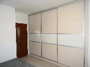 Prodej 1/2 rodinn�ho domu - byt, obytn� suter�n. gar� a pozemek, ulice Ji�n� II, Praha - Z�b�hlice