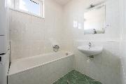 Pron�jem bytu 3+kk, 72 m2 s balkonem a gar��, ul. Hn�zdensk�, Praha - Troja