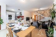Pron�jem ��ste�n� za��zen�ho rohov�ho domu 4kk, 153m2 s gar��, terasou a zahradou  315m2 ve Vino�i.