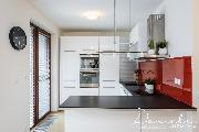 Pron�jem ��ste�n� za��zen�ho rohov�ho domu 4kk, 153m2 s gar��, terasou a zahradou  315m2 ve Vino�i.