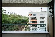 Pron�jem klimatizovan�ho bytu 3+kk s lod�i�, gar�ov�m st�n�m a sklepn� k�j� v rezidenci Semerinka