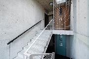 Pron�jem klimatizovan�ho bytu 2+kk s gar�ov�m st�n�m a sklepn� k�j� v rezidenci Semerinka
