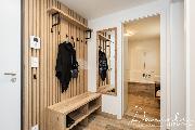 Pron�jem luxusn� vybaven�ho bytu 2+kk, 56m2, s lod�i� a parkovac�m st�n�m, v Hole�ovic�ch