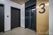Pron�jem zcela nov�ho, designov� za��zen�ho bytu 1+kk (31 m?) � Praha 5, ul. Staroko���sk�