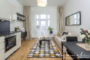 �tuln� byt 2+kk s balk�nem a v�hledem na Prahu v klidn� vilov� �tvrti u metra Kobylisy.