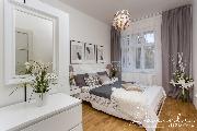 �tuln� byt 2+kk s balk�nem a v�hledem na Prahu v klidn� vilov� �tvrti u metra Kobylisy.