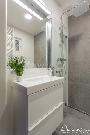 �tuln� byt 2+kk s balk�nem a v�hledem na Prahu v klidn� vilov� �tvrti u metra Kobylisy.