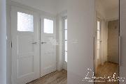 �tuln� byt 2+kk s balk�nem a v�hledem na Prahu v klidn� vilov� �tvrti u metra Kobylisy.