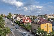 �tuln� byt 2+kk s balk�nem a v�hledem na Prahu v klidn� vilov� �tvrti u metra Kobylisy.