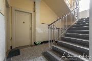 �tuln� byt 2+kk s balk�nem a v�hledem na Prahu v klidn� vilov� �tvrti u metra Kobylisy.