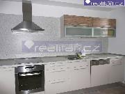 Pron�jem za��zen�ho bytu 2+kk s balkonem a parkovac�m st�n�m v Plzni na Sylv�nu