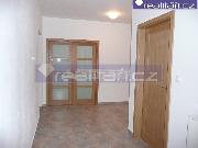 Pron�jem za��zen�ho bytu 2+kk s balkonem a parkovac�m st�n�m v Plzni na Sylv�nu