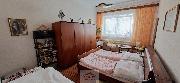 Rodinn� d�m 5+2 se dv�ma byty a pozemkem 2 285 m2 v centru obce Krhov�