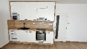 Pron�jem novostavby 1+kk v Havl��kov� Brod�