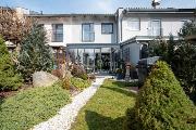 Prodej �adov�ho rodinn�ho domu 3+KK se zahradou v klidn� ��sti Nu�ic, 10 min. od Prahy.
