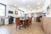 Pron�jem atraktivn�ho obchodn�ho prostoru s v�lohami u pra�sk� n�plavky, Ra��novo n�b�e�� - Praha 2.