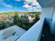 Pron�jem sv�tl�ho bytu 1+1, 30 m2 s p�kn�m v�hledem 300 m od metra Hloub�t�n.