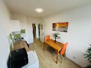 Pron�jem sv�tl�ho bytu 1+1, 30 m2 s p�kn�m v�hledem 300 m od metra Hloub�t�n.