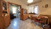Rodinn dm 230 m2 o dispozici 2x bytov jednotka s gar na pozemku 740 m?
