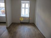 Pron�jem bytu 1+1 po kompletn� rekonstrukci, parkovac� m�sto v cen�, centrum