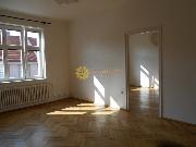 Pron�jem p�kn�ho, prostorn�ho bytu 2+1 /75m2/ v centru Hradce Kr�lov�