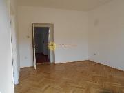 Pron�jem p�kn�ho, prostorn�ho bytu 2+1 /75m2/ v centru Hradce Kr�lov�