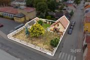 Prodej stavebnho pozemku 663 m² v centru Jiren  s menm rodinnm domem