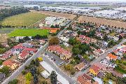 Prodej stavebnho pozemku 663 m² v centru Jiren  s menm rodinnm domem