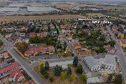 Prodej stavebnho pozemku 663 m² v centru Jiren  s menm rodinnm domem