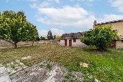 Prodej stavebnho pozemku 663 m² v centru Jiren  s menm rodinnm domem