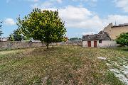 Prodej stavebnho pozemku 663 m² v centru Jiren  s menm rodinnm domem