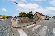 Prodej stavebnho pozemku 663 m² v centru Jiren  s menm rodinnm domem