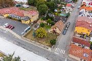 Prodej stavebnho pozemku 663 m² v centru Jiren  s menm rodinnm domem