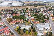 Prodej stavebnho pozemku 663 m² v centru Jiren  s menm rodinnm domem
