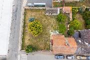 Prodej stavebnho pozemku 663 m² v centru Jiren  s menm rodinnm domem