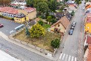 Prodej stavebnho pozemku 663 m² v centru Jiren  s menm rodinnm domem