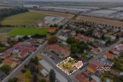 Prodej stavebnho pozemku 663 m² v centru Jiren  s menm rodinnm domem