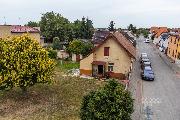 Prodej stavebnho pozemku 663 m² v centru Jiren  s menm rodinnm domem