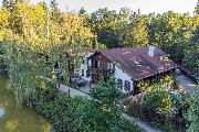 Prodej v�jime�n� historick� stavby 1 150 m² s pozemkem 2 217 m² u rybn�ka Jiv�k � 36 minut od Prahy