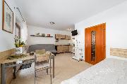 Z ob�v�ku p��mo na sjezdovku! Stylov� apartm�n 1+kk s balkonem a parkov�n�m � Prkenn� D�l
